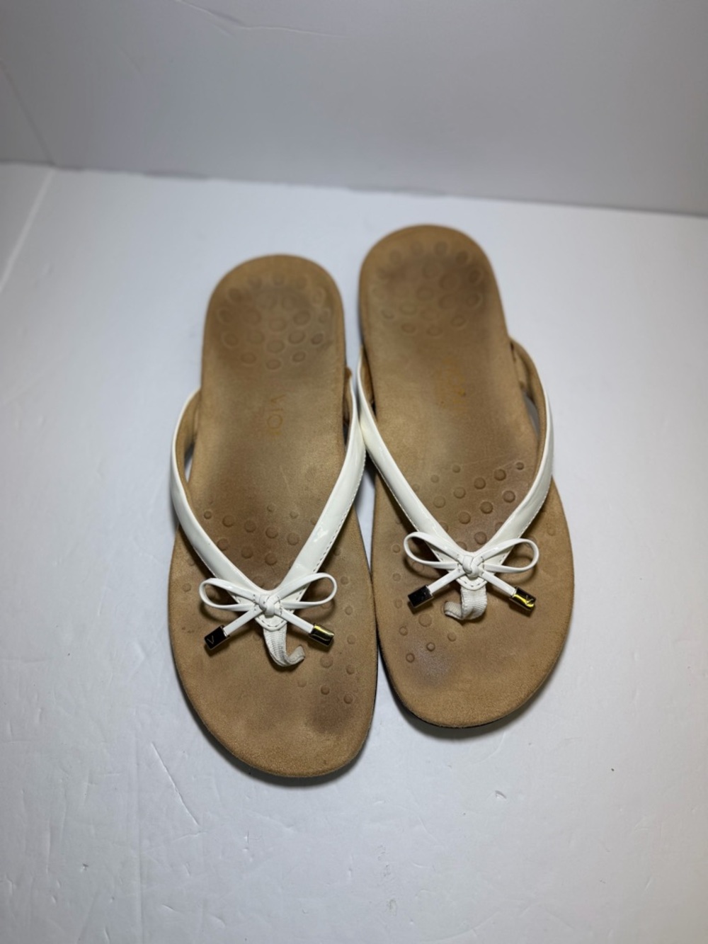 Vionic Bella II white patent leather toe-post sandals,bow Women’s SZ 11